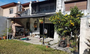 CASA 4 AMBIENTES CON PILETA - LOMAS ESTE