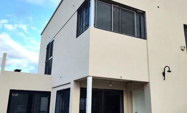 Casa en venta - 2 Dormitorios 2 Baños - 300mts2 - La Plata