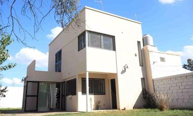Casa en venta - 2 Dormitorios 2 Baños - 300mts2 - La Plata