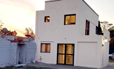 Casa en venta - 2 Dormitorios 2 Baños - 300mts2 - La Plata
