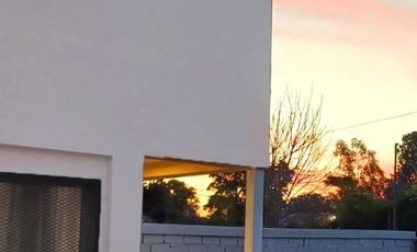 Casa en venta - 2 Dormitorios 2 Baños - 300mts2 - La Plata