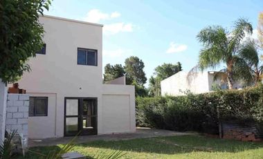 Casa en venta - 2 Dormitorios 2 Baños - 300mts2 - La Plata