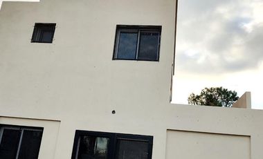 Casa en venta - 2 Dormitorios 2 Baños - 300mts2 - La Plata