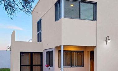 Casa en venta - 2 Dormitorios 2 Baños - 300mts2 - La Plata