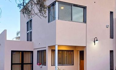 Casa en venta - 2 Dormitorios 2 Baños - 300mts2 - La Plata