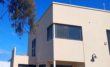 Casa en venta - 2 Dormitorios 2 Baños - 300mts2 - La Plata