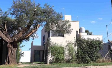 Casa en venta - 2 Dormitorios 2 Baños - 300mts2 - La Plata