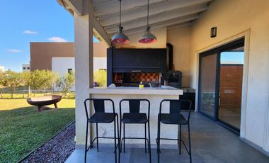 VENTA- Casa de 6 ambientes en Barrio Privado San Felipe, Canning