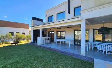 VENTA- Casa de 6 ambientes en Barrio Privado San Felipe, Canning