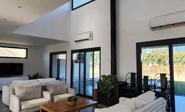 VENTA- Casa de 6 ambientes en Barrio Privado San Felipe, Canning