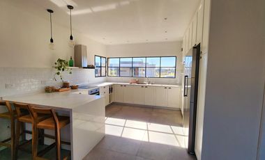VENTA- Casa de 6 ambientes en Barrio Privado San Felipe, Canning