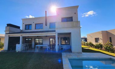 VENTA- Casa de 6 ambientes en Barrio Privado San Felipe, Canning