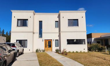 VENTA- Casa de 6 ambientes en Barrio Privado San Felipe, Canning