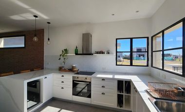 VENTA- Casa de 6 ambientes en Barrio Privado San Felipe, Canning