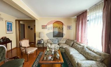 Amplia casa sector Alianza Francesa, Vitacura