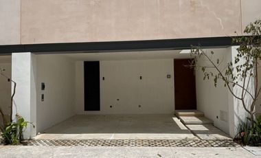 Casa en venta con paneles solares y amenidades en Cholul