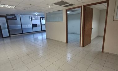 Oficina de 120m2 por Av de Las fuente en Lomas de Tecamachalco