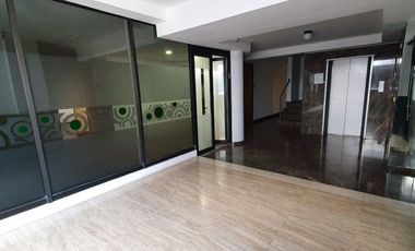 Oficina de 120m2 por Av de Las fuente en Lomas de Tecamachalco