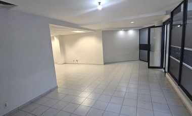 Oficina de 120m2 por Av de Las fuente en Lomas de Tecamachalco