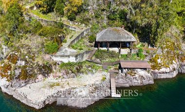 Espectacular casa con 2 ha y mas de 110 mts de orilla de Lago