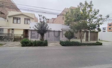 Venta de Casa con Vista al Parque en La Perla – ¡Precio de Terreno!