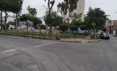 Venta de Casa con Vista al Parque en La Perla – ¡Precio de Terreno!