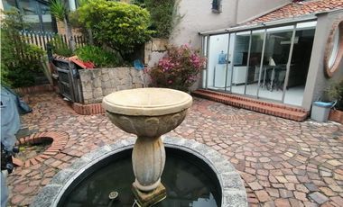 CASA EN VENTA CON APTO EN SANTA ANA