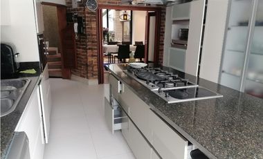 CASA EN VENTA CON APTO EN SANTA ANA