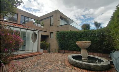 CASA EN VENTA CON APTO EN SANTA ANA