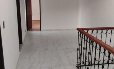CASA EN VENTA RECIEN REMODELADA, EN RESIDENCIAL DEL VALLE II AL PONIENTE DE AGS.