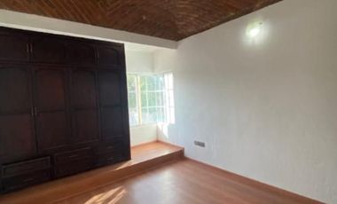 CASA EN VENTA RECIEN REMODELADA, EN RESIDENCIAL DEL VALLE II AL PONIENTE DE AGS.