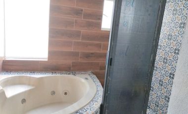 CASA EN VENTA RECIEN REMODELADA, EN RESIDENCIAL DEL VALLE II AL PONIENTE DE AGS.