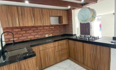 CASA EN VENTA RECIEN REMODELADA, EN RESIDENCIAL DEL VALLE II AL PONIENTE DE AGS.