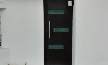 CASA EN VENTA RECIEN REMODELADA, EN RESIDENCIAL DEL VALLE II AL PONIENTE DE AGS.