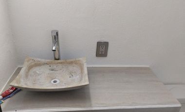 CASA EN VENTA RECIEN REMODELADA, EN RESIDENCIAL DEL VALLE II AL PONIENTE DE AGS.