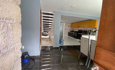 CASA EN VENTA EN ECHEGARAY, REMODELADA.