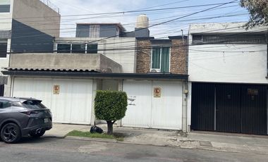 CASA EN VENTA EN ECHEGARAY, REMODELADA.