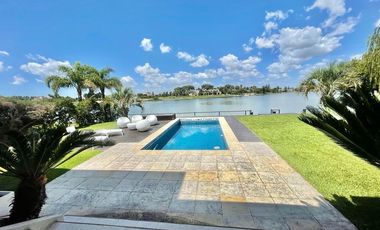 Casa en 3 plantas con bajada náutica privada al Lago - Barrio exclusivo en Nordelta