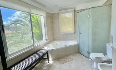 Casa en 3 plantas con bajada náutica privada al Lago - Barrio exclusivo en Nordelta