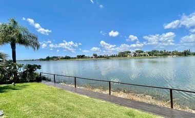 Casa en 3 plantas con bajada náutica privada al Lago - Barrio exclusivo en Nordelta