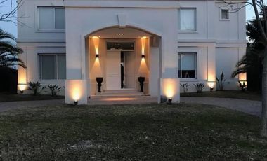 Casa en 3 plantas con bajada náutica privada al Lago - Barrio exclusivo en Nordelta