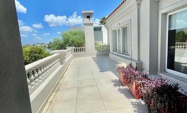Casa en 3 plantas con bajada náutica privada al Lago - Barrio exclusivo en Nordelta
