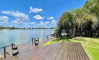 Casa en 3 plantas con bajada náutica privada al Lago - Barrio exclusivo en Nordelta