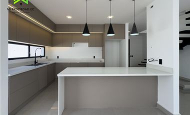 EN VENTA CASA MODERNA - ATRS DE LA CLNICA SAN GREGORIO - MANTA