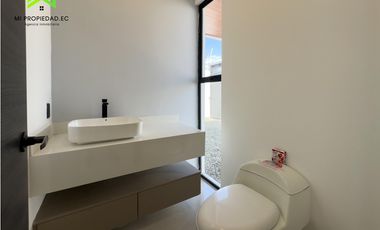 EN VENTA CASA MODERNA - ATRS DE LA CLNICA SAN GREGORIO - MANTA