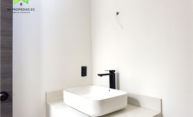EN VENTA CASA MODERNA - ATRS DE LA CLNICA SAN GREGORIO - MANTA