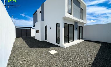 EN VENTA CASA MODERNA - ATRS DE LA CLNICA SAN GREGORIO - MANTA