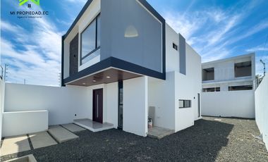 EN VENTA CASA MODERNA - ATRS DE LA CLNICA SAN GREGORIO - MANTA