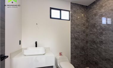 EN VENTA CASA MODERNA - ATRS DE LA CLNICA SAN GREGORIO - MANTA