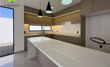 EN VENTA CASA MODERNA - ATRS DE LA CLNICA SAN GREGORIO - MANTA